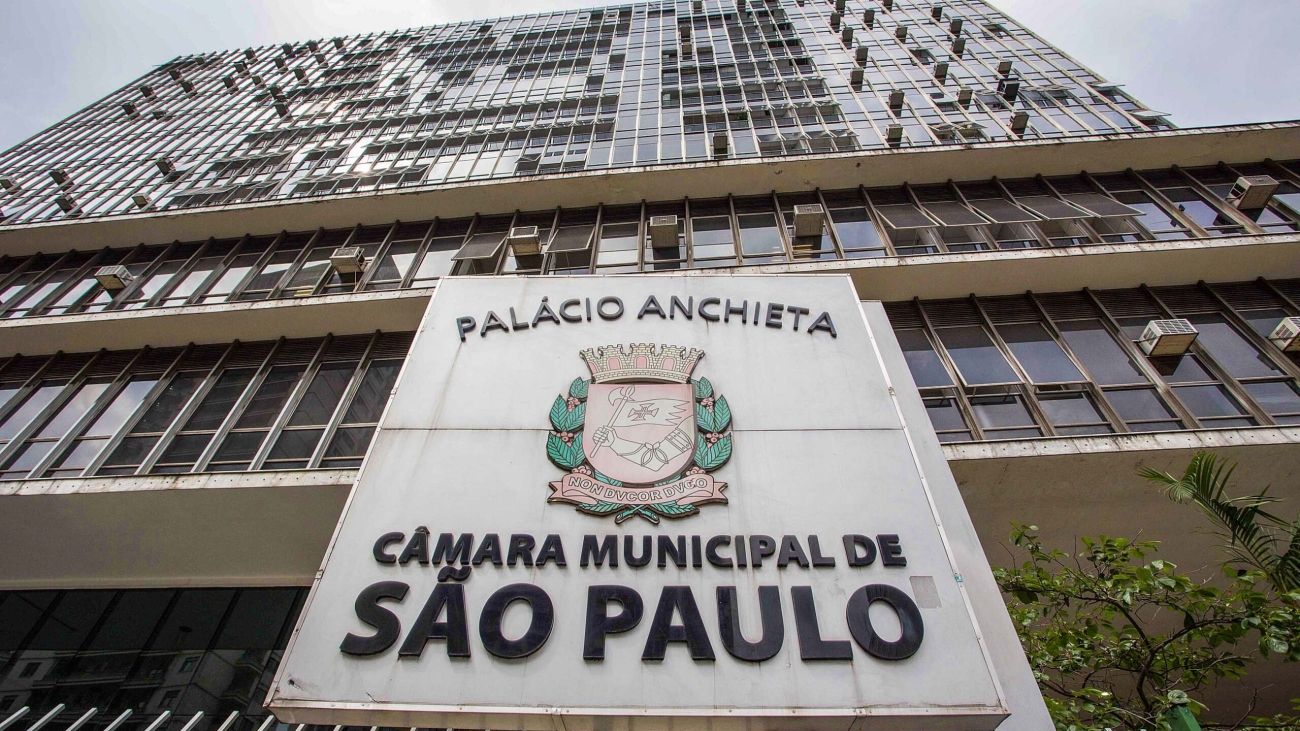 A Câmara dos Vereadores tenta extinguir remunerações que extrapolam o teto municipal e chegam ao triplo do rendimento do próprio prefeito.