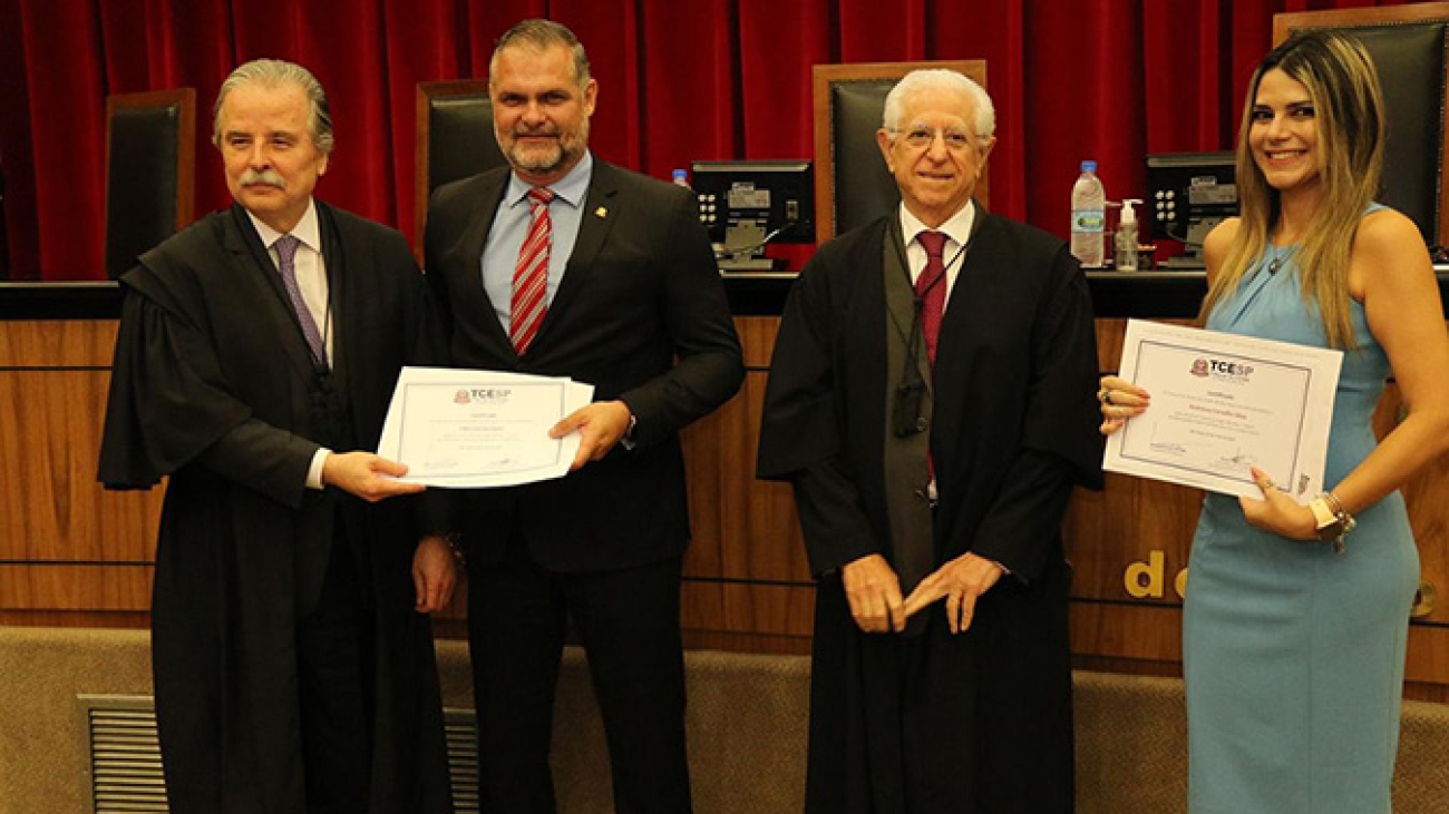 Ganhadores do concurso de logomarca, Andressa Carvalho e Fábio Xavier, ao lado do presidente conselheiro Sidney Beraldo e do conselheiro responsável pela comemoração dos 100, Renato Martins Costa